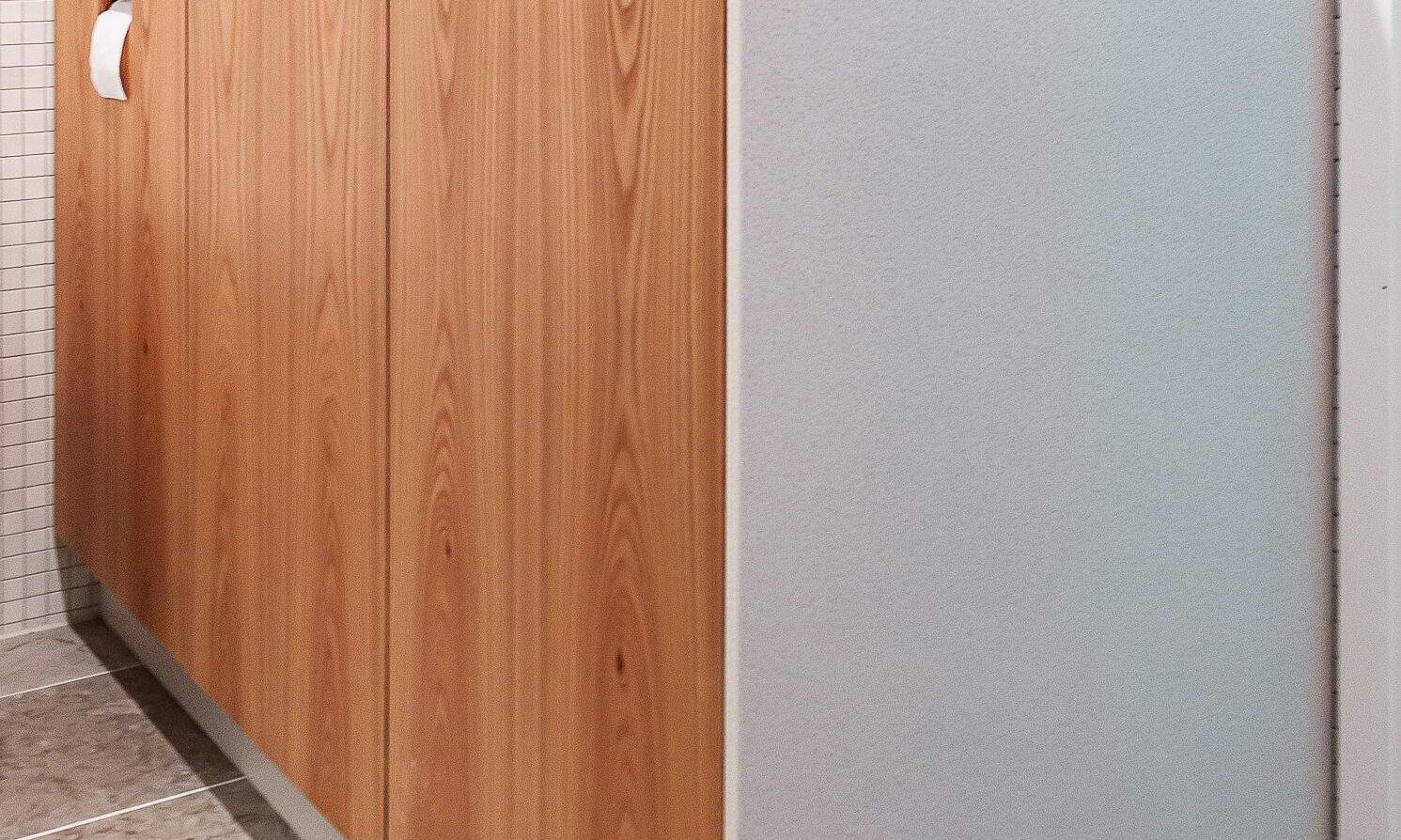 Arkkitehdin suunnittelemat kyplyhuonekalusteet Helsingissä